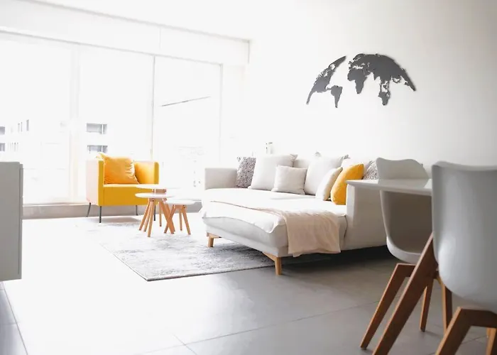Charming Modern 2 Bedroom Apartment