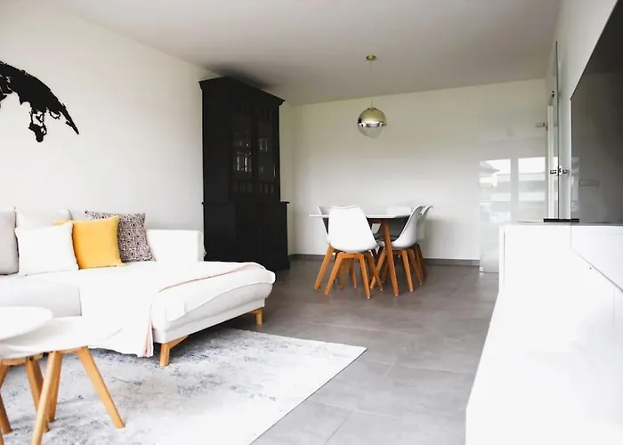 Charming Modern 2 Bedroom Apartment